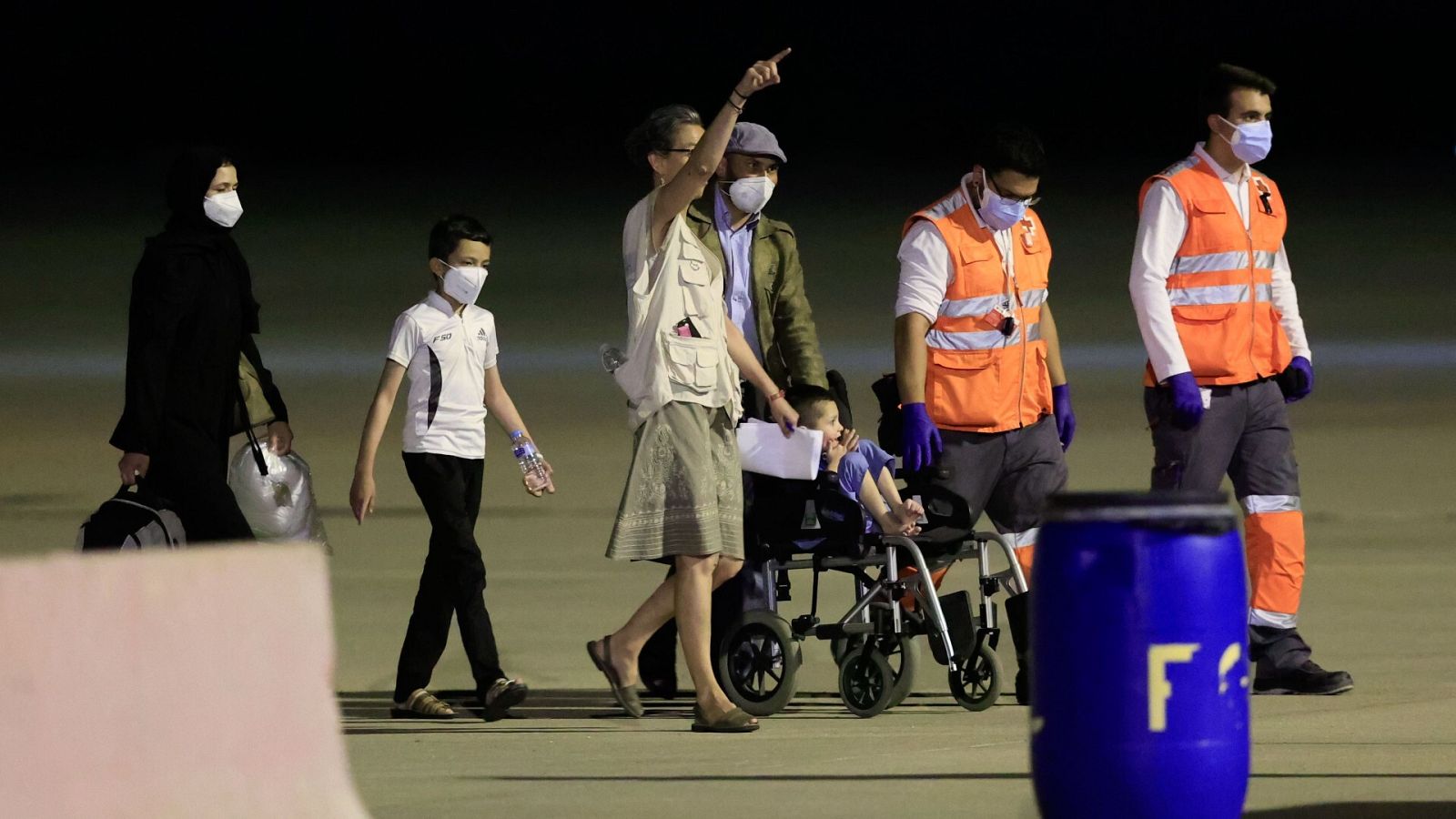 Un grupo de unos 294 excolaboradores afganos y sus familias llegan hoy miércoles a la base aérea de Torrejón de Ardoz (Madrid) en un avión procedente de Islamabad (Pakistán)