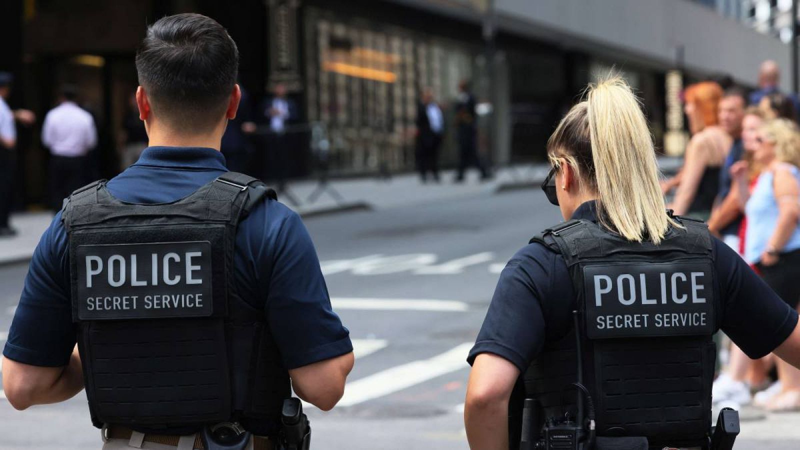 El FBI dice estar preocupado por amenazas a los agentes tras el registro en casa de Trump