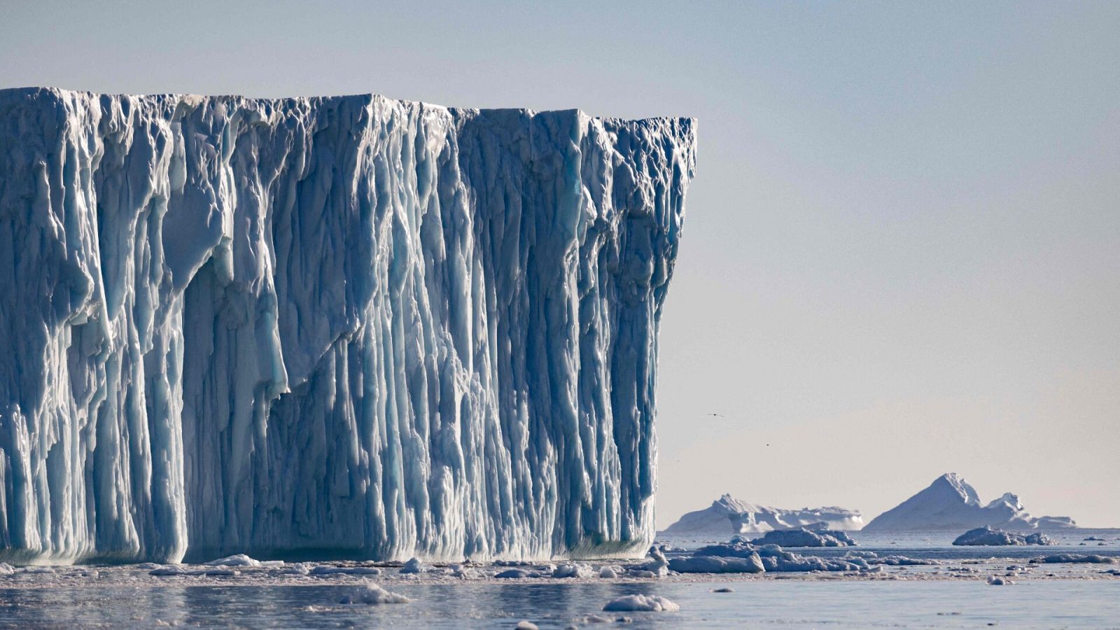 Un iceberg flota en la bahía de Disko, Ilulissat, al oeste de Groenlandia, en una fotografía tomada el 30 de junio de 2022