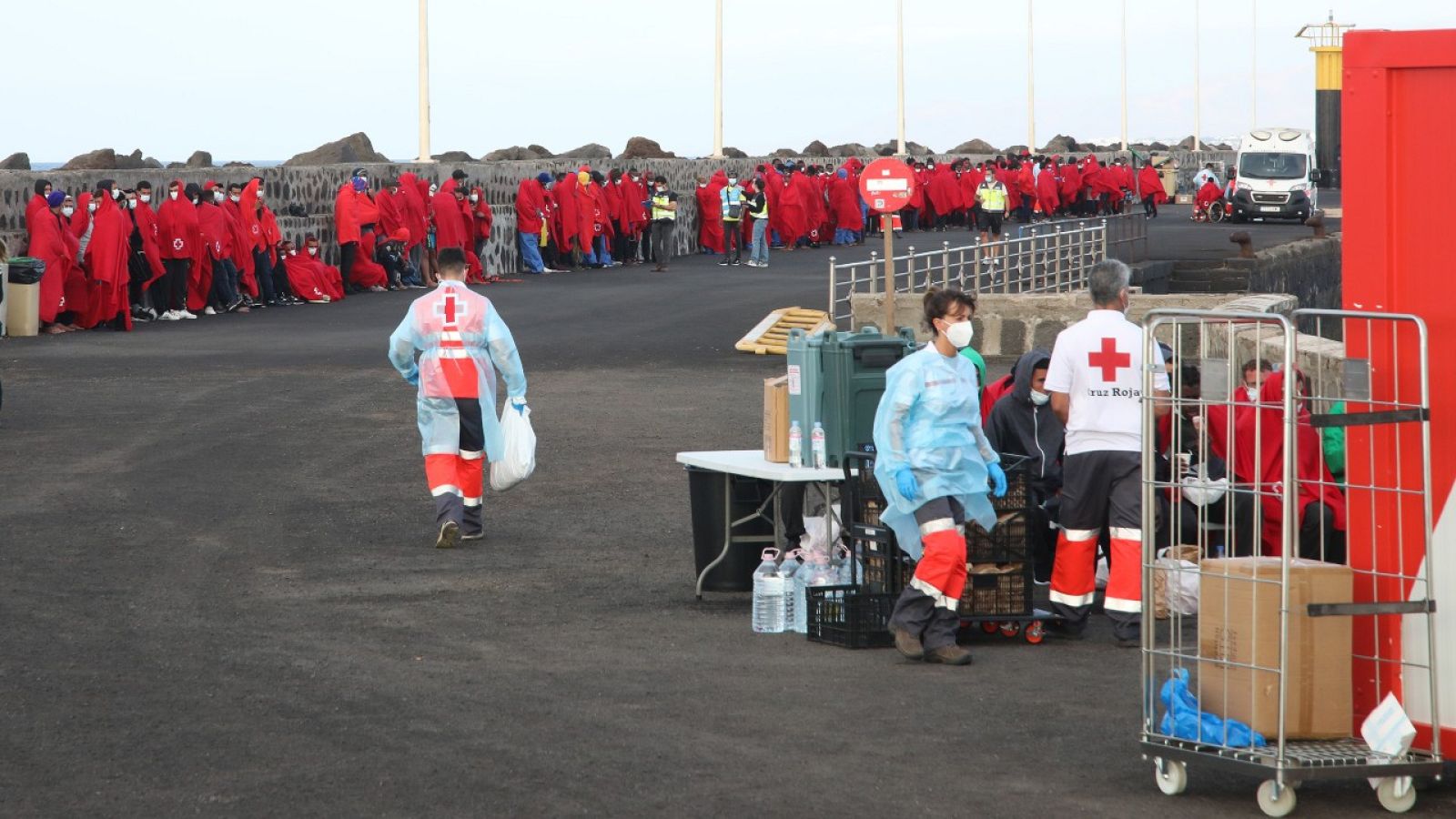 Llegada de los rescatados al puerto de Arrecife en la Guardamar Polimnia y la Salvamar Al Nair.