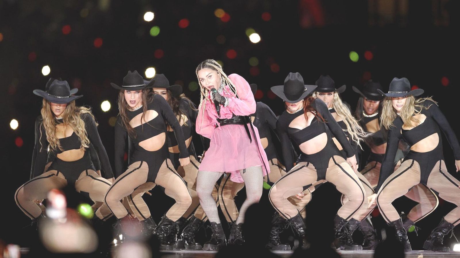 La cantante Madonna en un concierto con Maluma