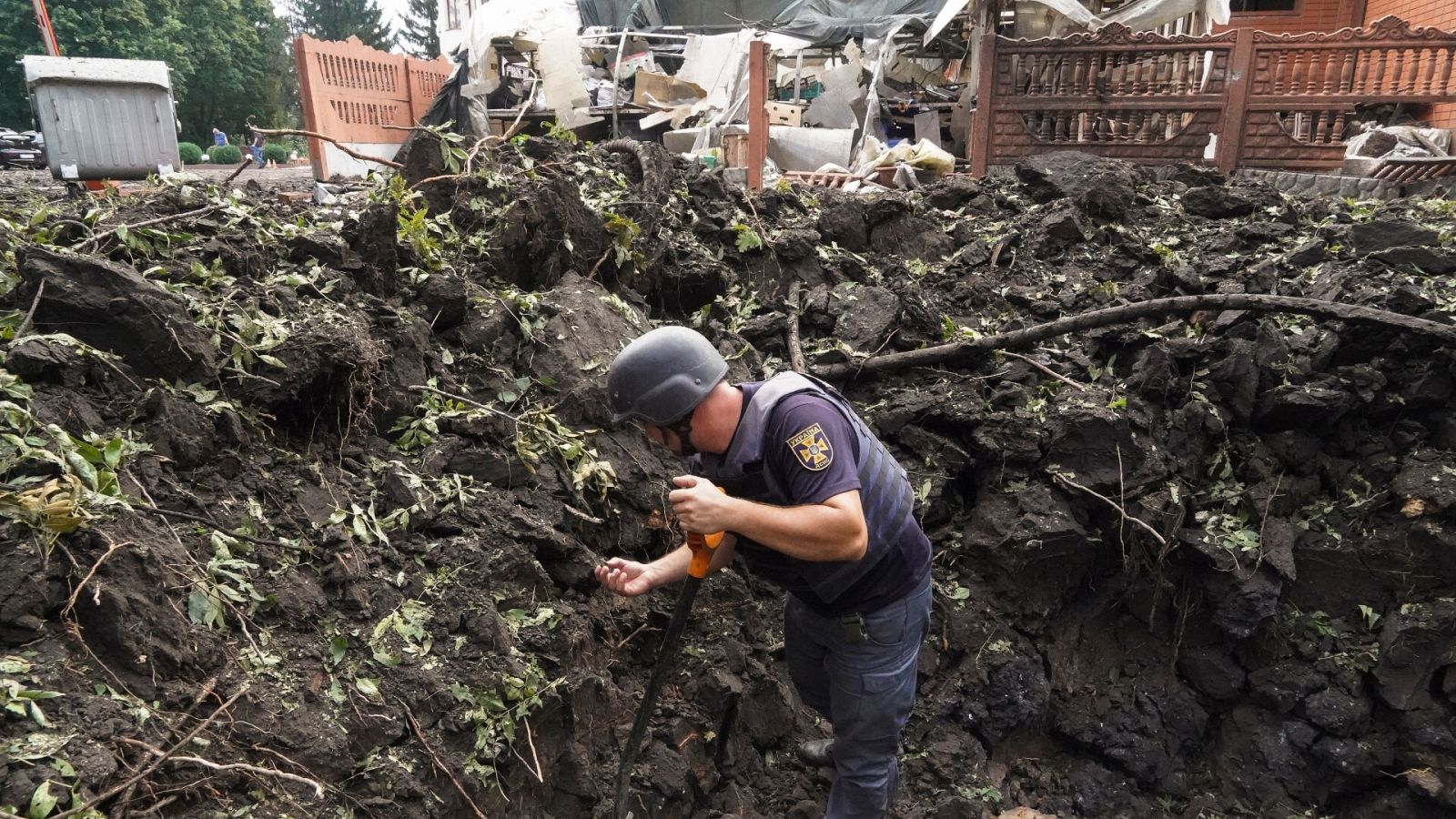 Un policía inspecciona el cráter dejado por el impacto de un misil en Járkov