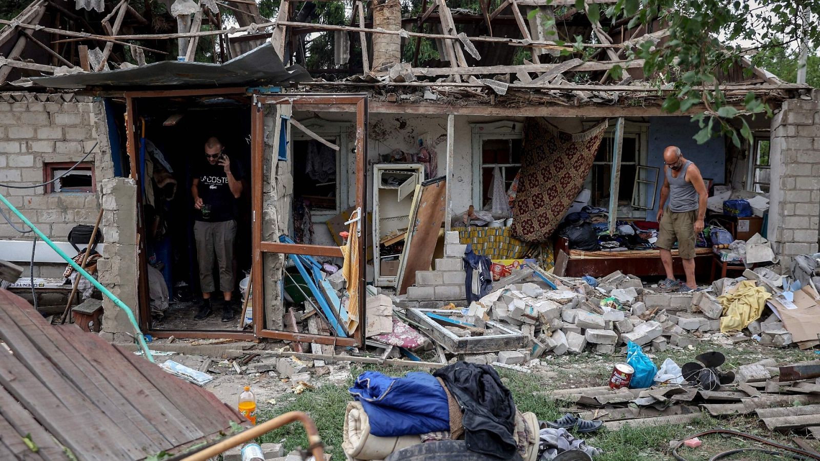 Vecinos de Kramatorsk observan los destrozos de la guerra