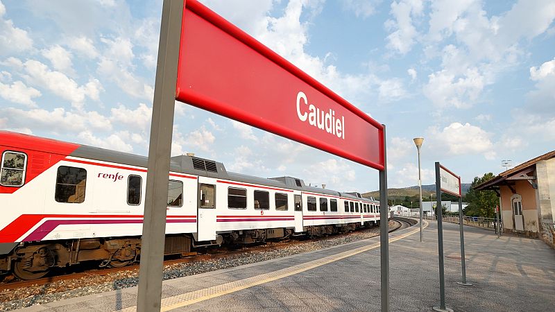 Al menos diez heridos en un tren que circulaba cerca del incendio de Bejs, Castelln 