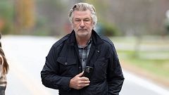Alec Baldwin pide a las autoridades preguntarse quién puso una bala real en la pistola