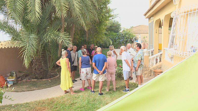 Un centenar de vecinos ingleses de la Urbanizaci�n Valle del Sol piden legalizar sus viviendas