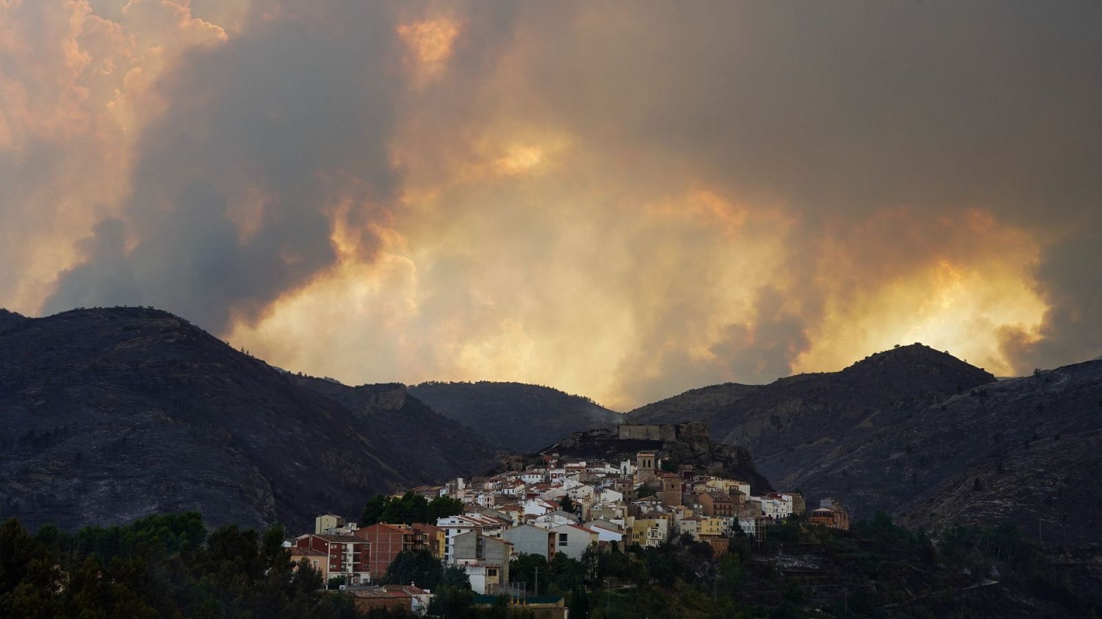 El humo del incendio cubre el cielo cerca de Bejís