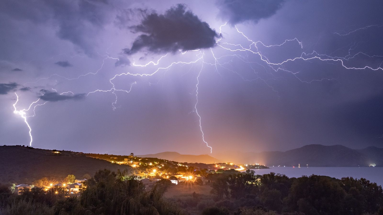 Tormenta sobre la localidad corsa de Saint Florent