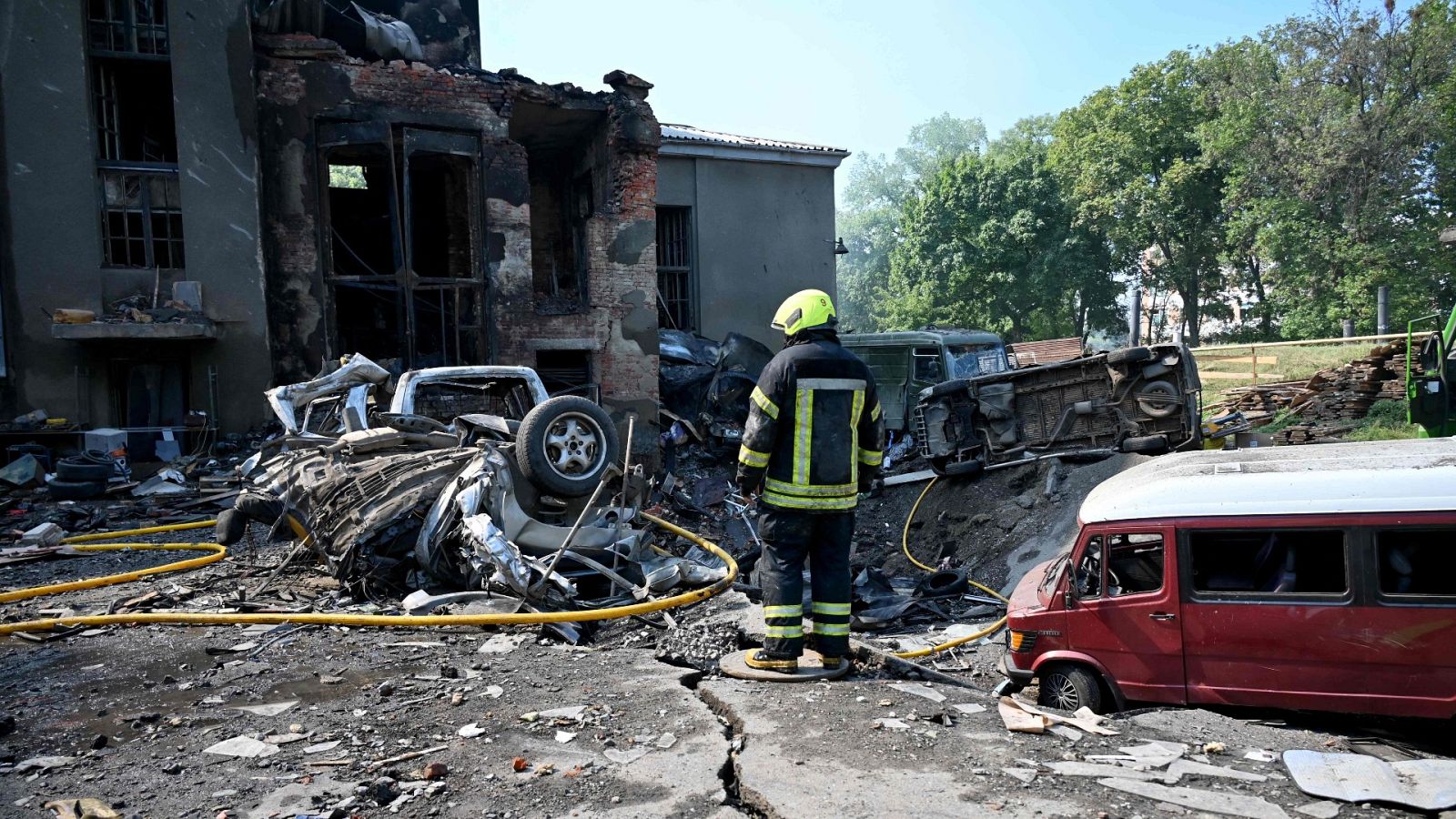 Un bombero evalúa los daños de un ataque ruso en el Palacio de Cultura de Járkov