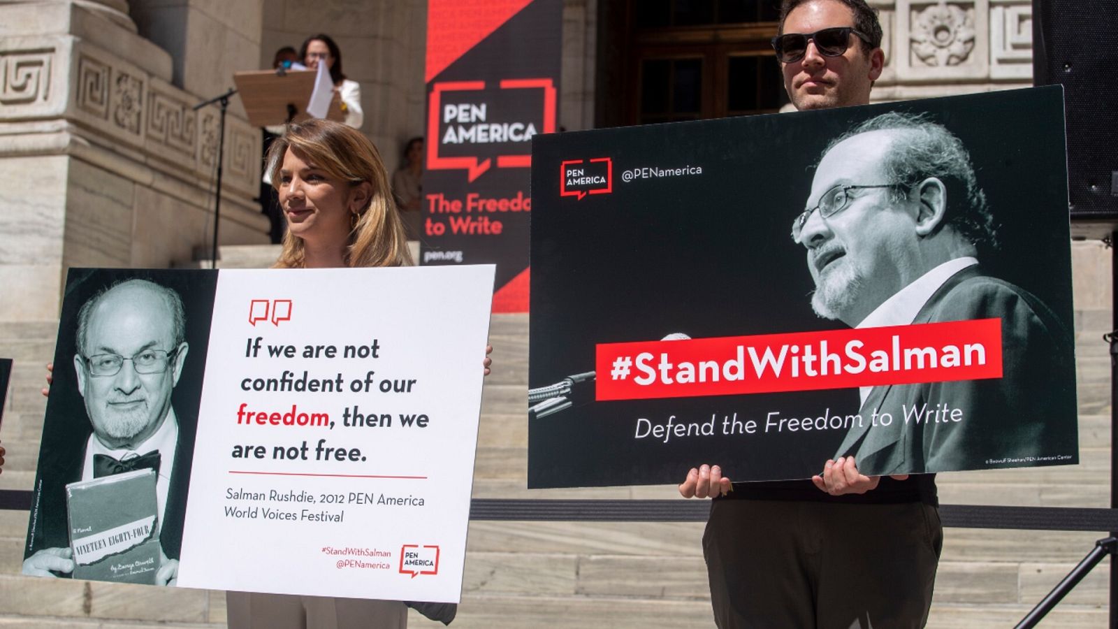 El mundo literario homenajea a Salman Rushdie en Nueva York