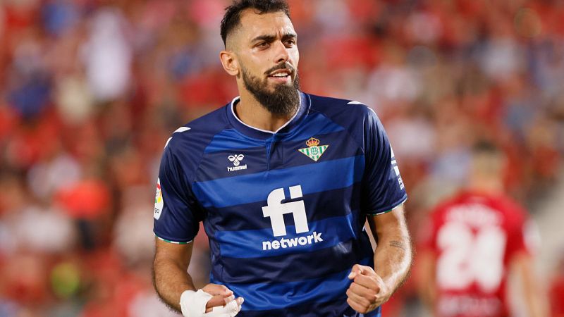 Borja Iglesias, de penalti, mantiene al Betis en lo más alto