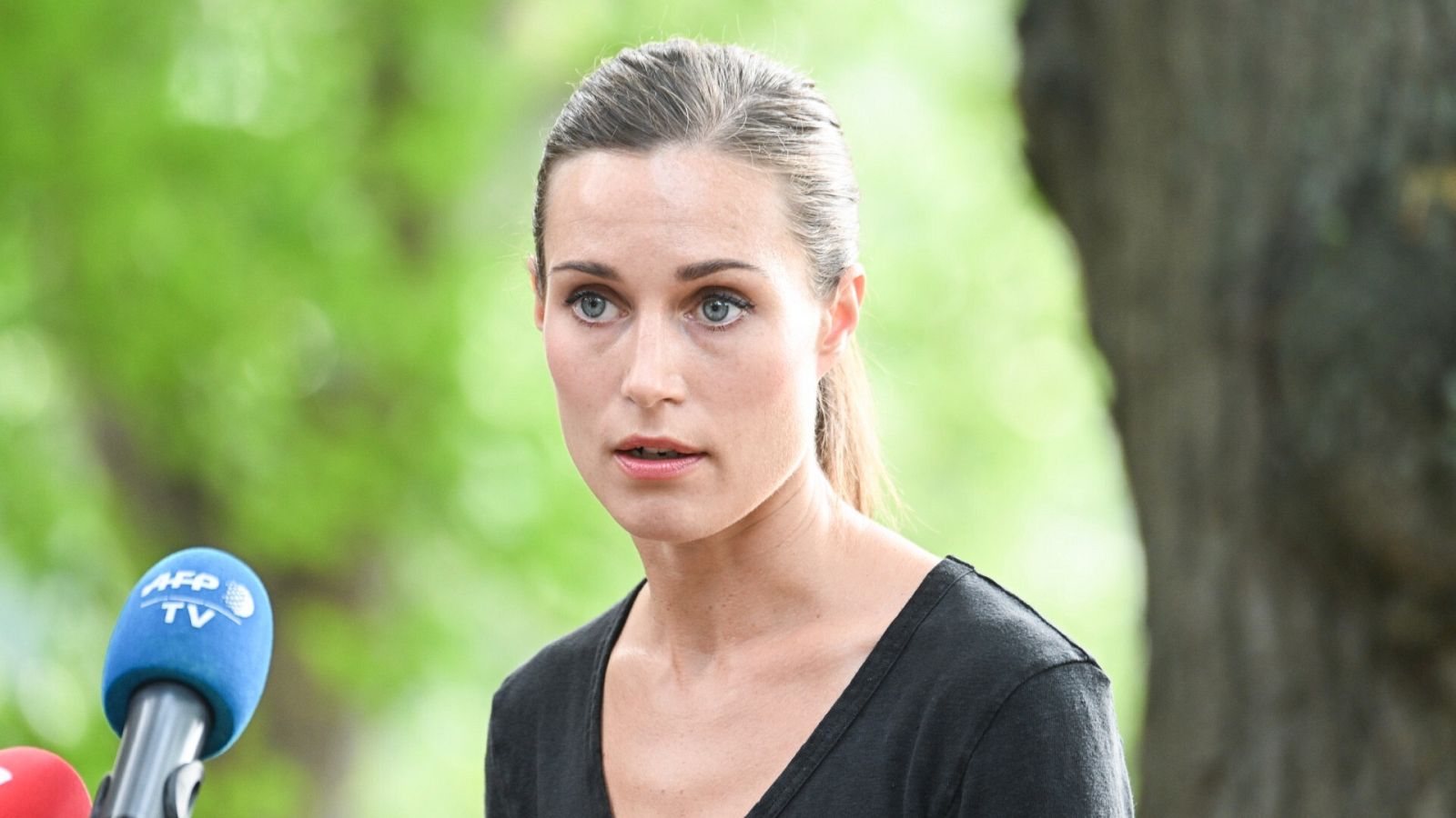 La primera ministra de Finlandia, Sanna Marin, atiende a los medios de comunicación