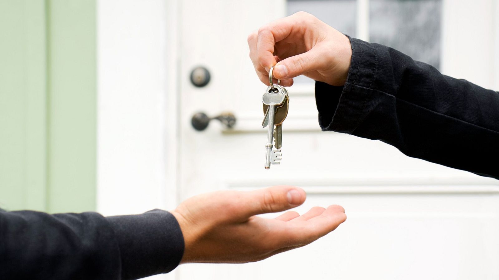 Entrega de llaves de una vivienda