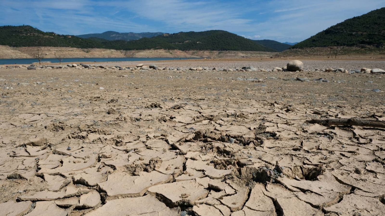 Vista del embalse de Rialb (Lleida) tomada este lunes en el antiguo pueblo de Tiurana