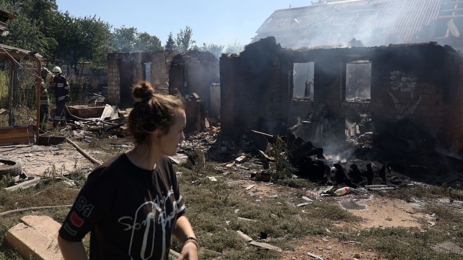 Una mujer observa los destrozos de un bombardeo ruso en una vivienda en Bakhmut