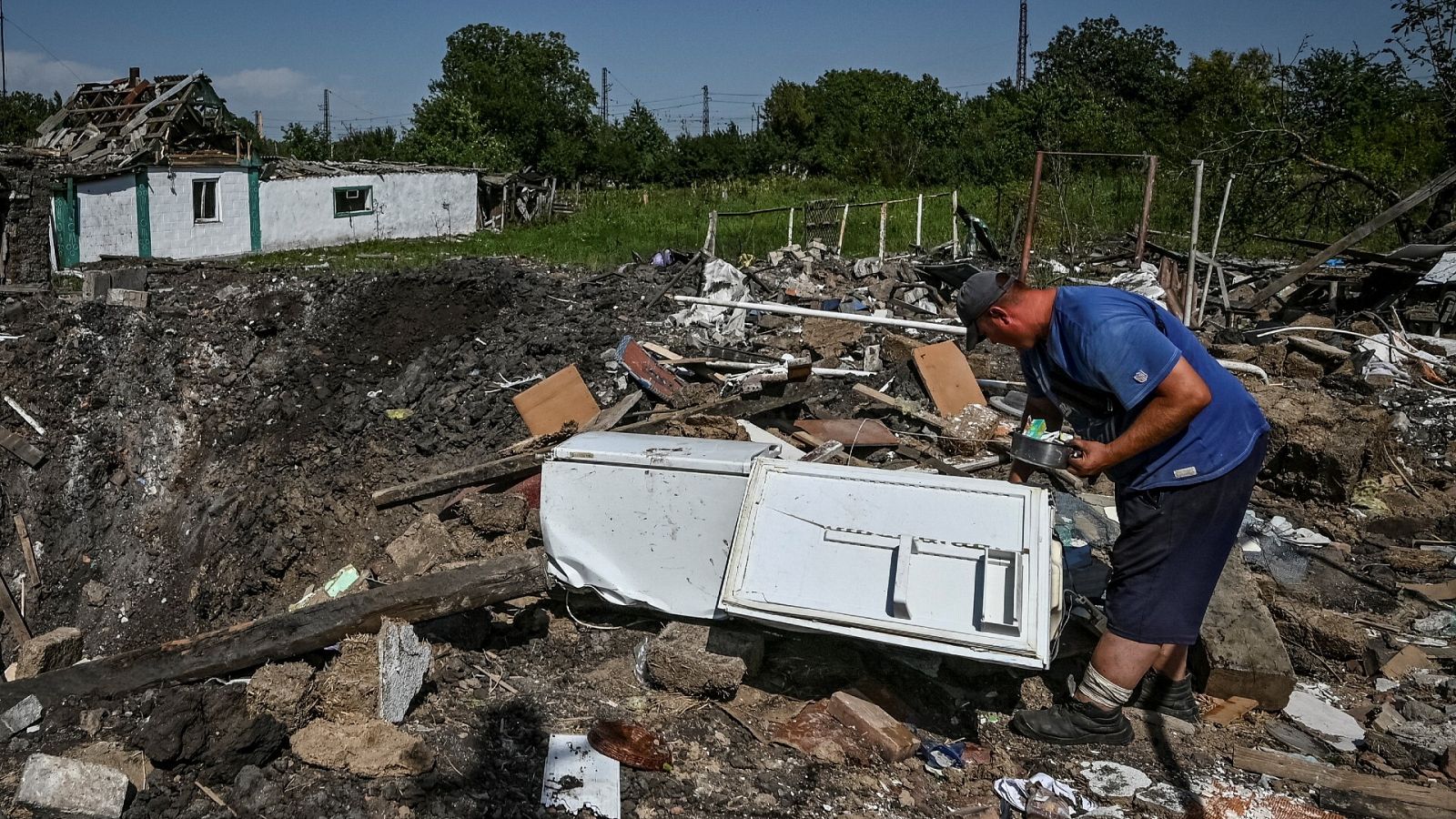 Un hombre inspecciona los daños del ataque ruso en Chaplyne