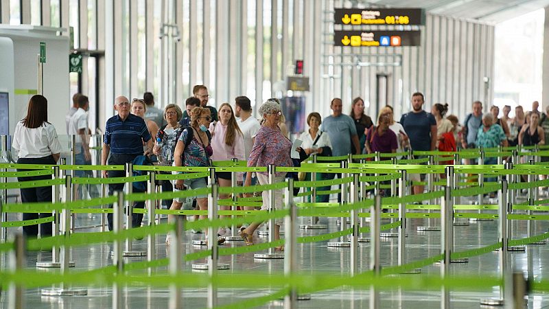 El aeropuerto de Tenerife Sur, bloqueado durante unas horas tras abortar el despegue un avi�n de Ryanair
