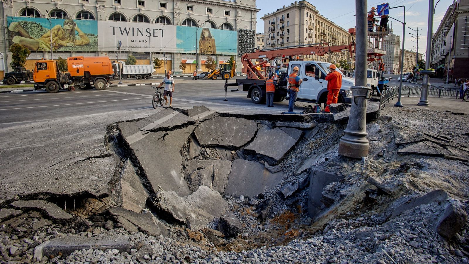 Una calle de Járkov dañada por el impacto de un misil ruso