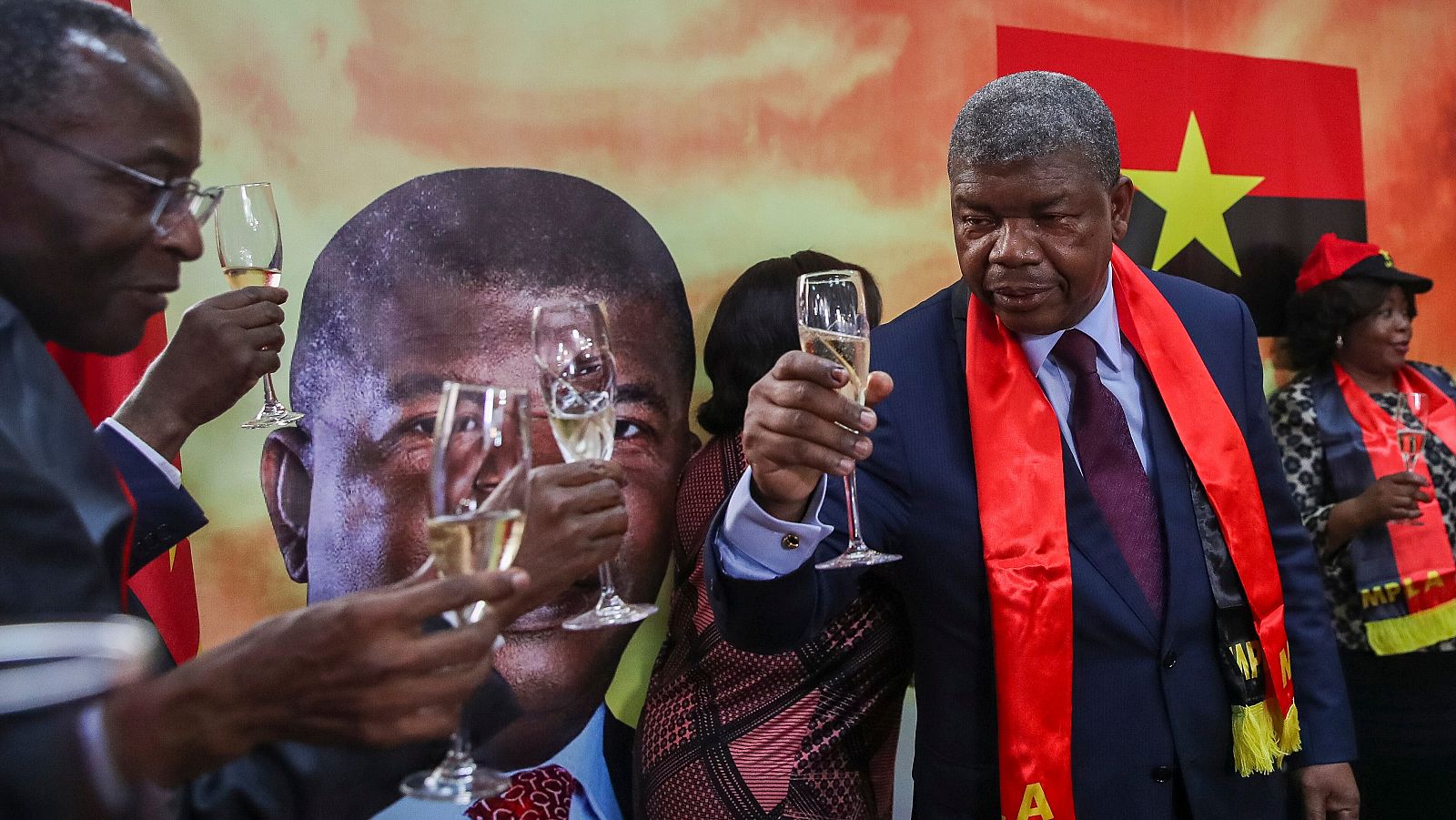 El candidato presidencial, Joao Lourenco, celebrando la victoria de su partido en las elecciones generales