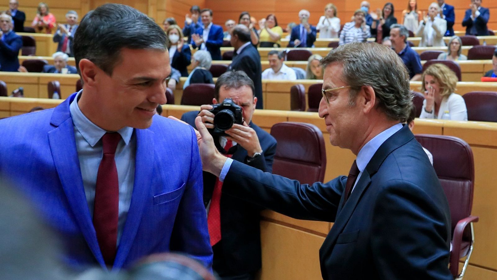 El presidente del gobierno Pedro Sánchez, y el líder del PP Alberto Nuñez Feijóo en el Senado