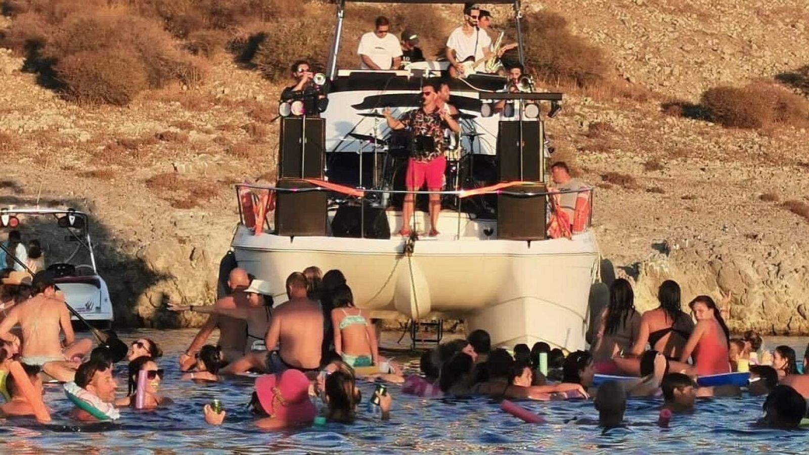 Imagen de la fiesta ante la Isla del Ciervo