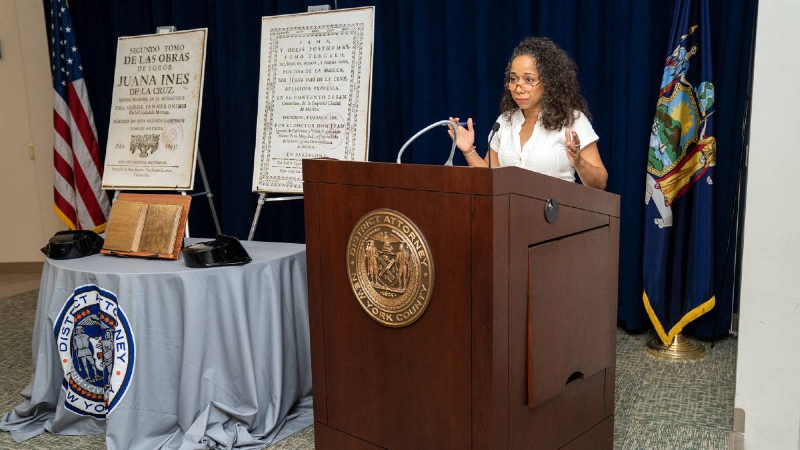 España recupera dos tomos del siglo XVII de obras de Juana Inés de la Cruz