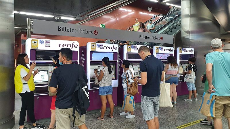 Primer día de descuentos en el transporte público: "Si me costara siempre la mitad, dejaría el coche"