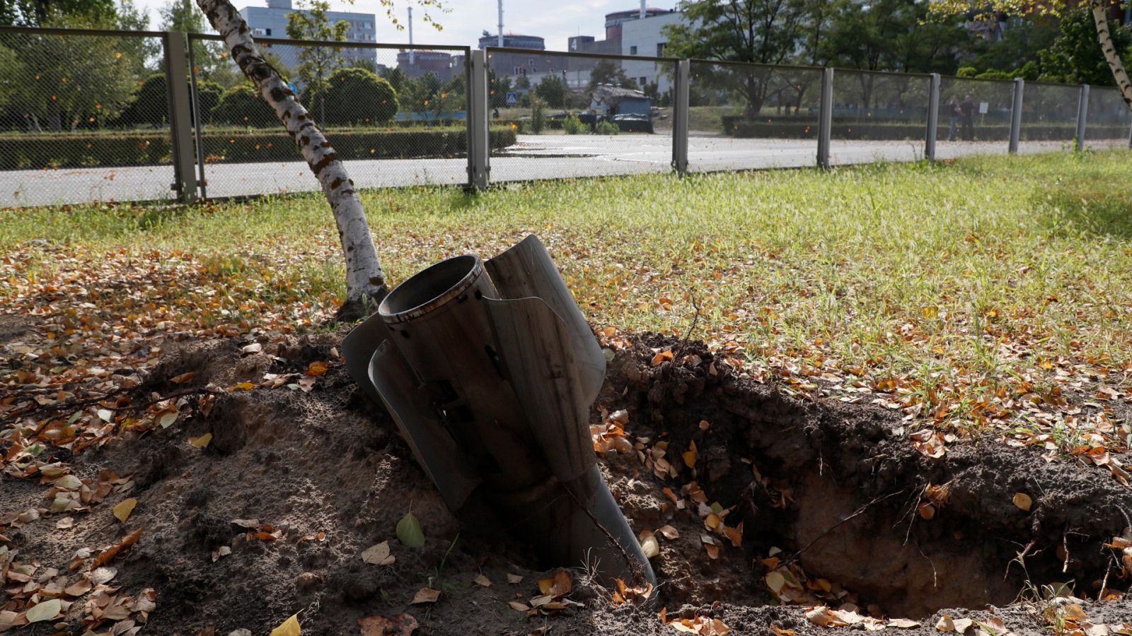Restos de un misil en las inmediaciones de la central nuclear de Zaporiyia