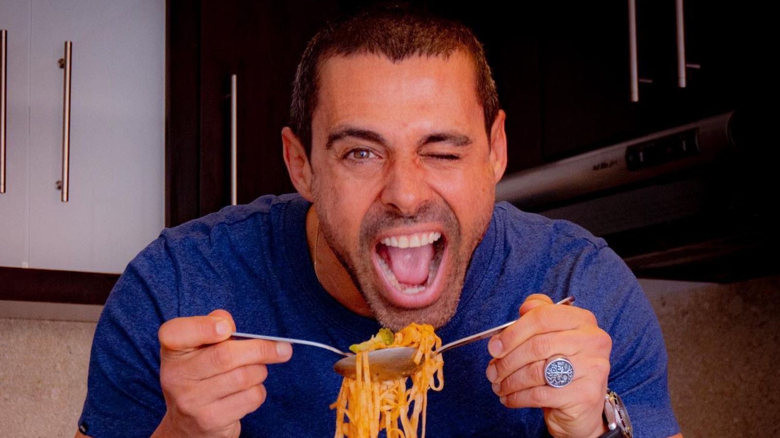 Emmanuel Esparza, actor y concursante de 'MasterChef Celebrity'