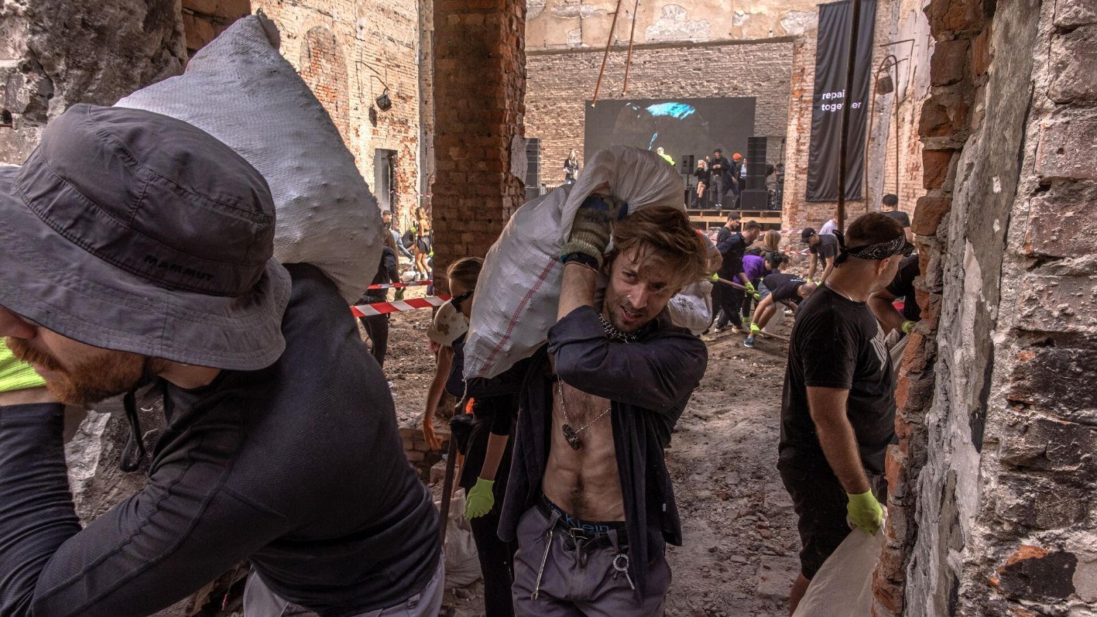 Un grupo de voluntarios trabaja en la reconstrucción de la Casa de la Cultura de Ivanivka