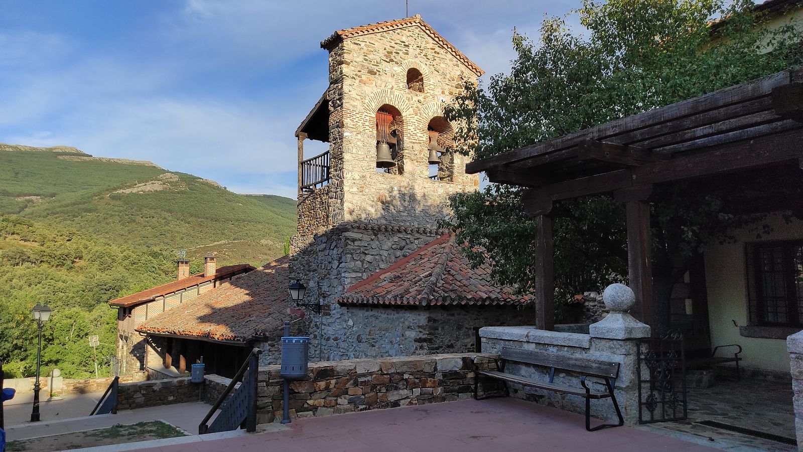 Iglesia-de siglo XVII, en la Plaza Mayor de Puebla de la Sierra