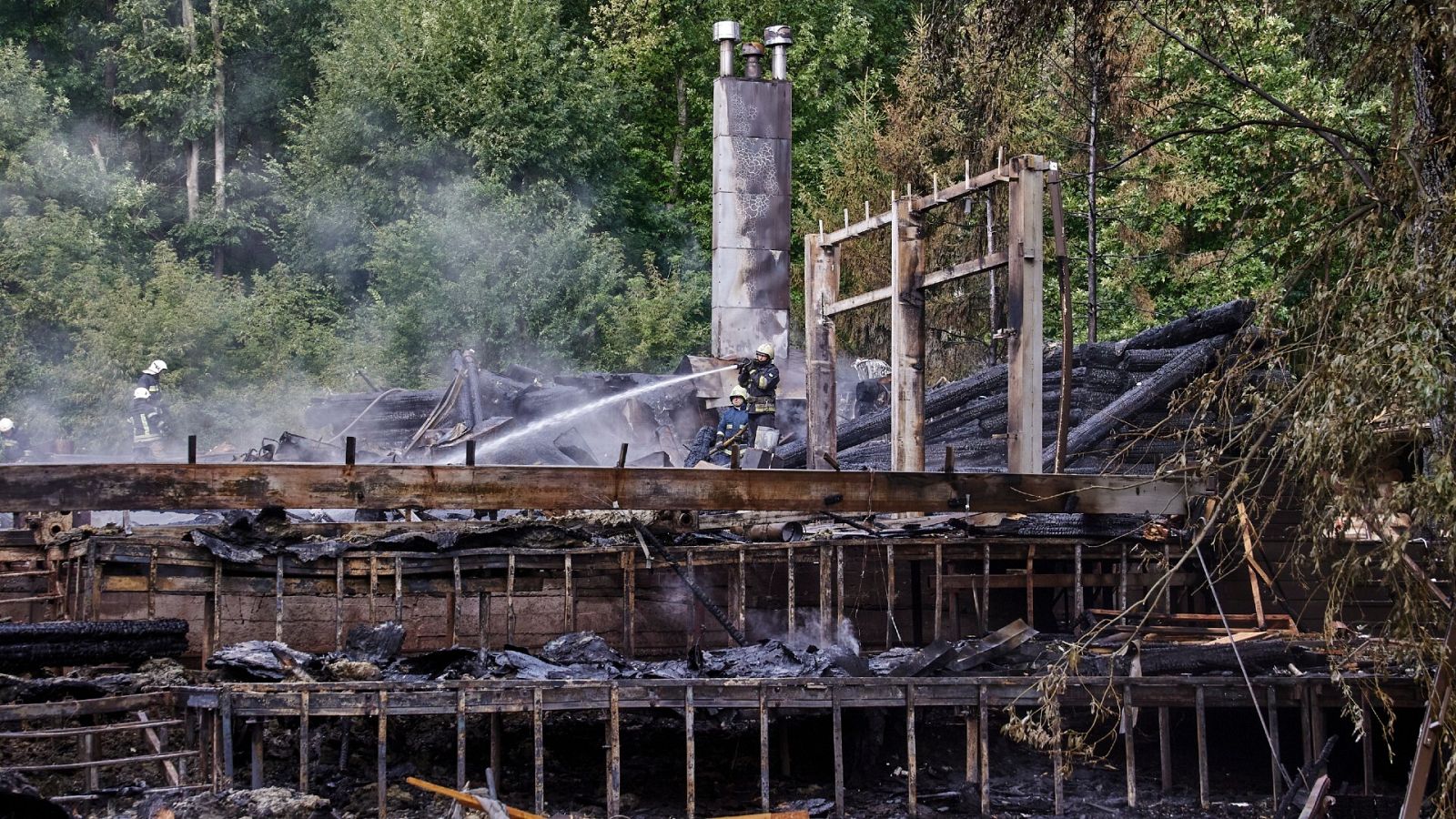 Los bomberos extinguen un incendio tras el ataque de un cohete ruso a un complejo de restaurantes en Járkov