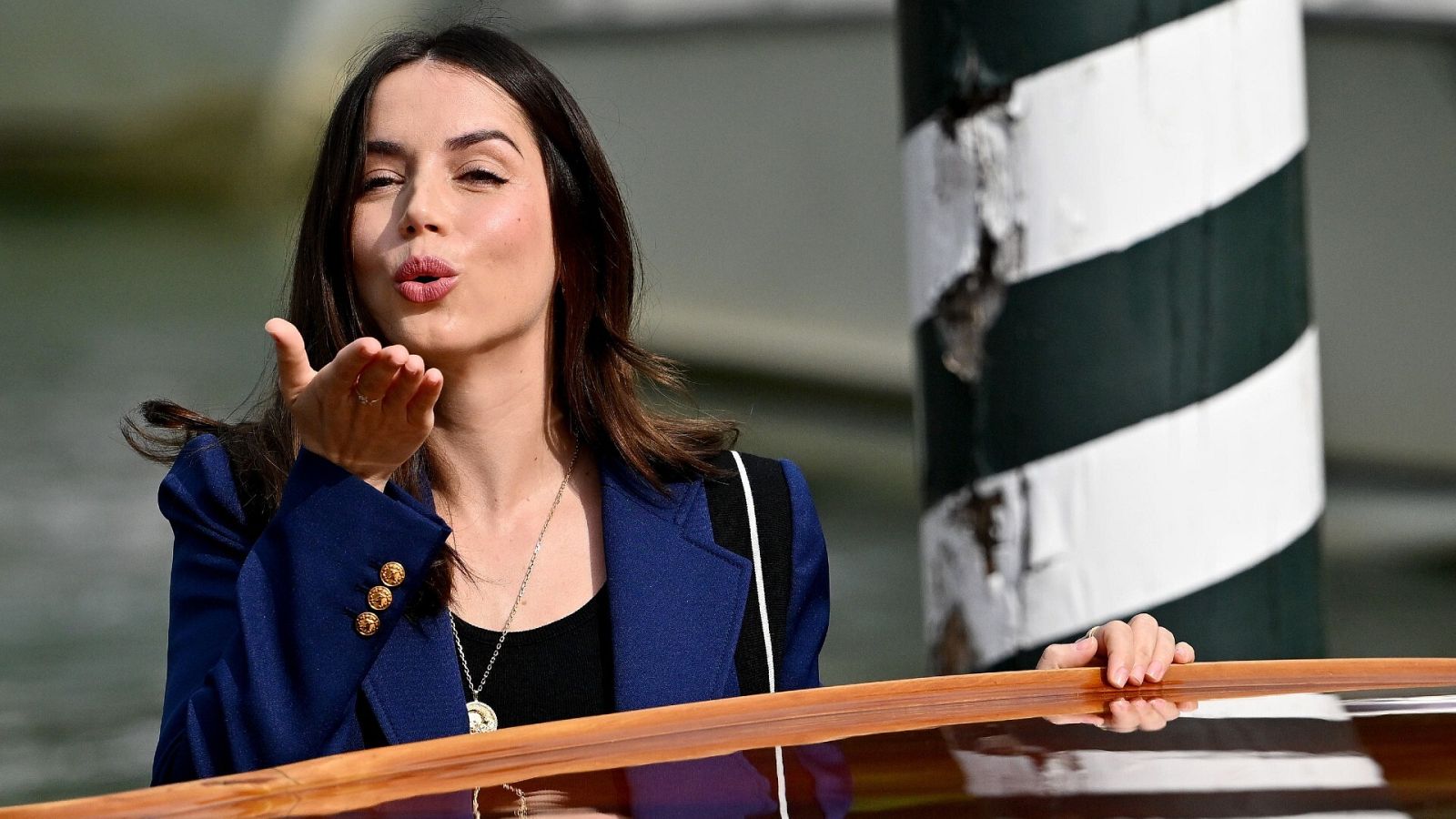 Ana de Armas manda un beso en Venecia