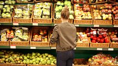Una cesta con alimentos básicos a un precio limitado: así es el modelo francés que Díaz busca aplicar en España