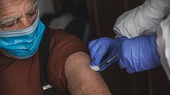 Catalunya inclou la vacuna contra l'herpes zòster en gent gran i la del virus del papil·loma per als nois