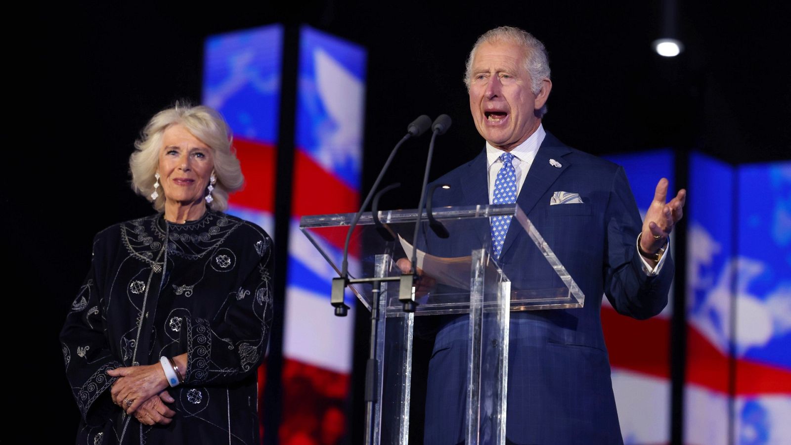 El príncipe Carlos acompañado por su esposa, Camilla, duquesa de Cornualles