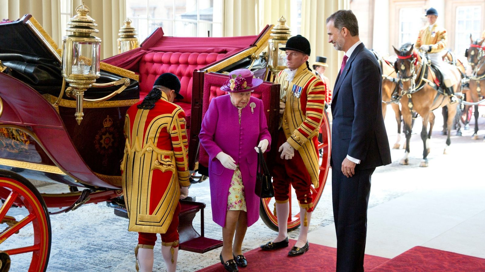Imagen de archivo de la visita de Felipe VI a Isable II en 2017
