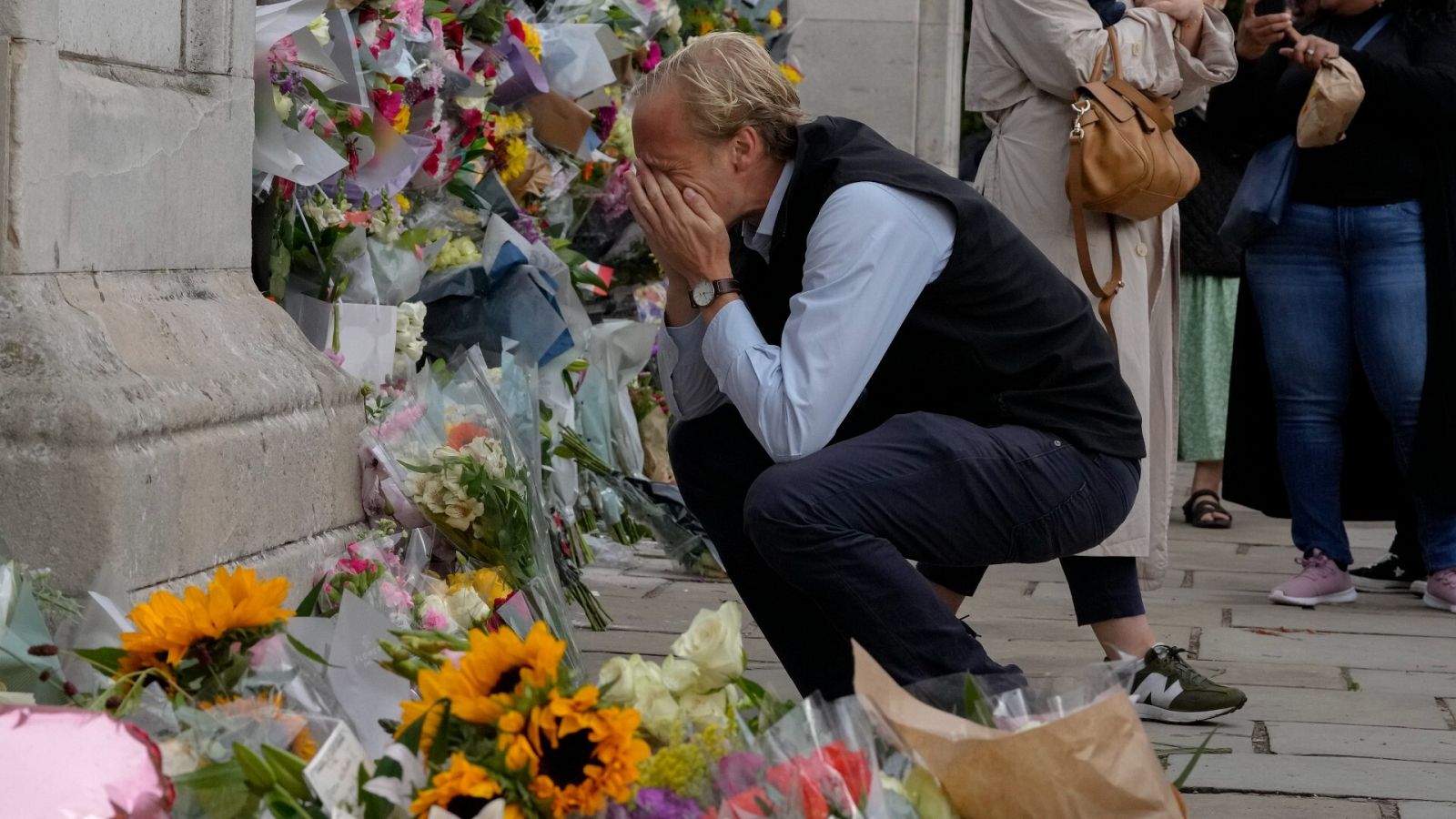 Carlos III hereda un Reino Unido en crisis