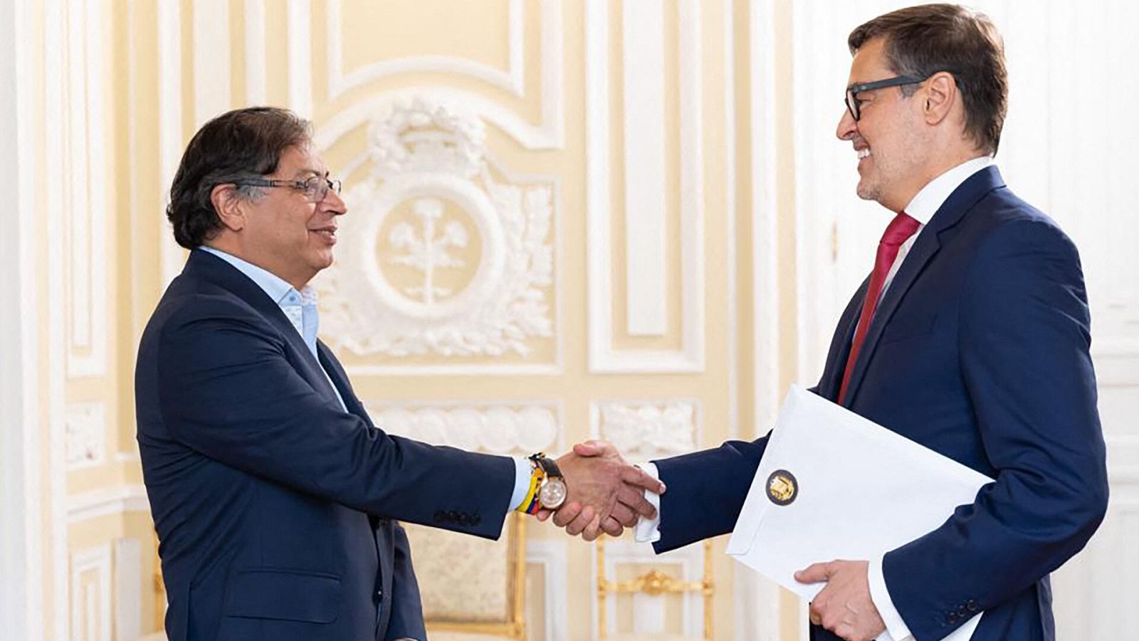 El presidente de Colombia, Gustavo Petro, saluda al nuevo embajador de Venezuela en el país, Félix Plasencia