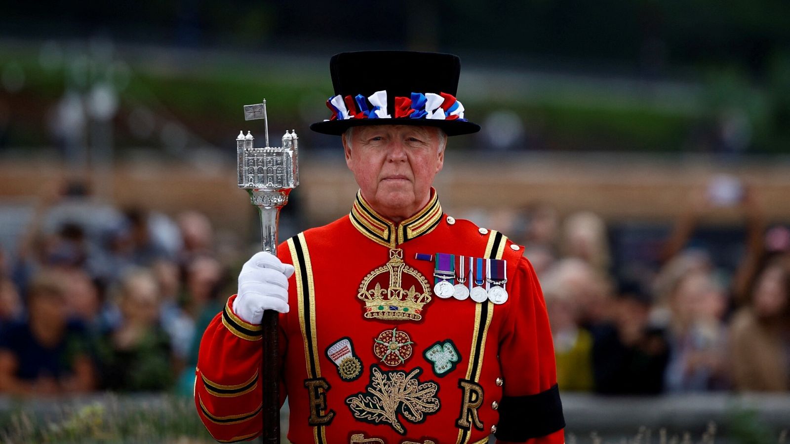 Un guardia asiste a un saludo con armas de fuego en la Torre de Londres