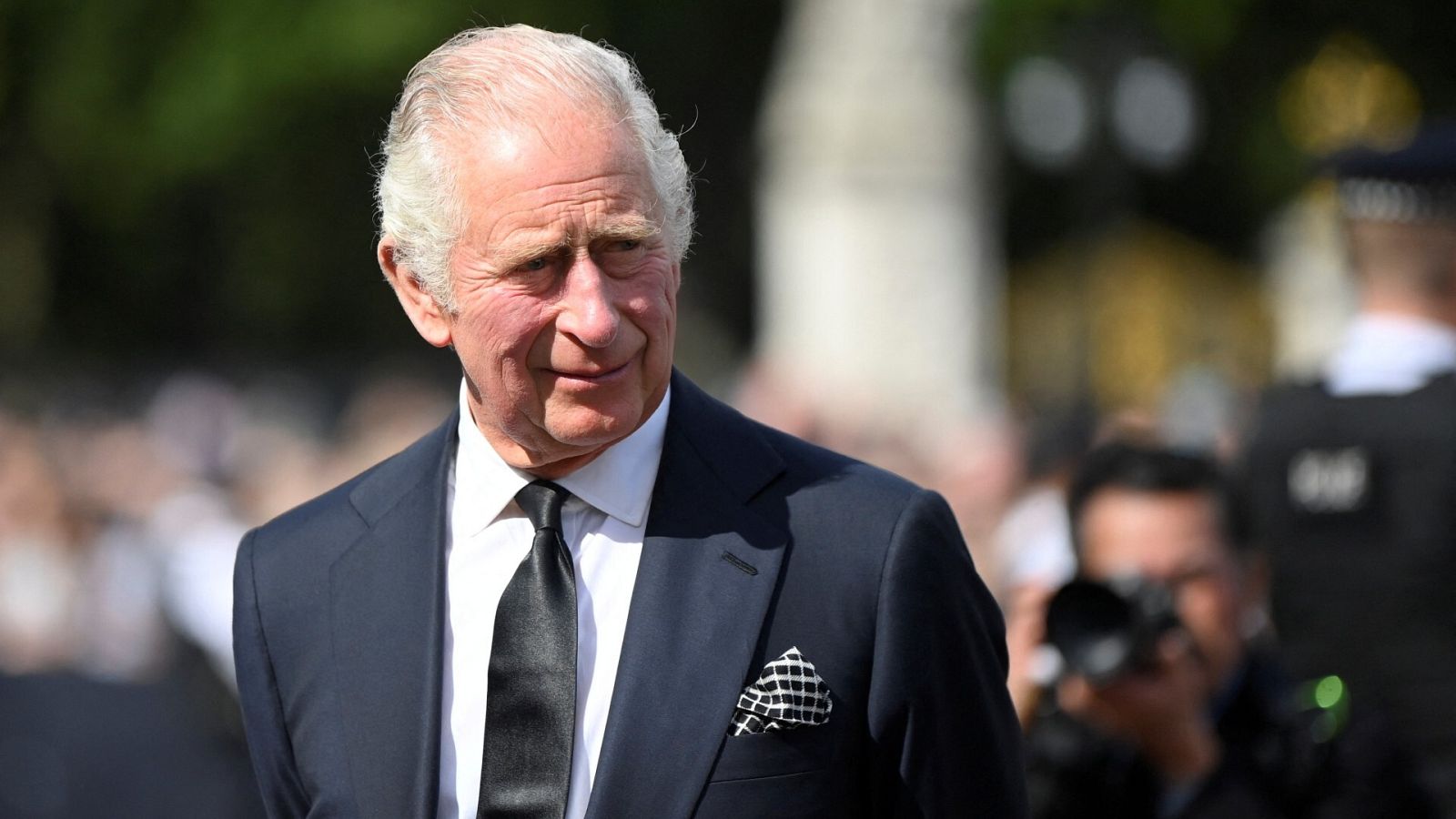 El rey Carlos III en los alrededores del palacio de Buckingham