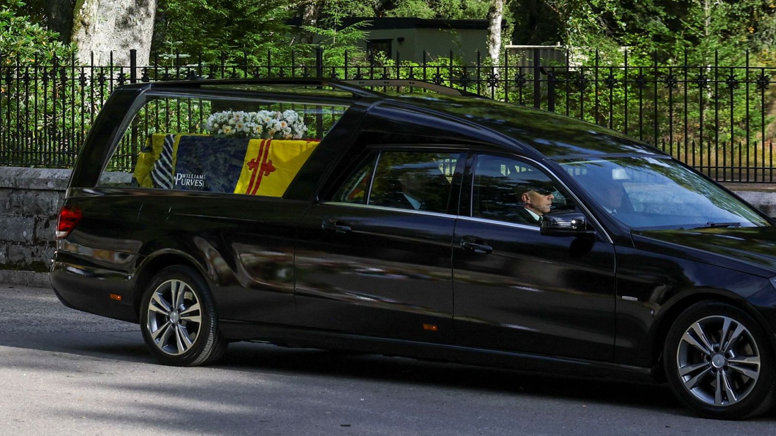 El coche fúnebre con los restos mortales de Isabel II abandona el Castillo de Balmoral