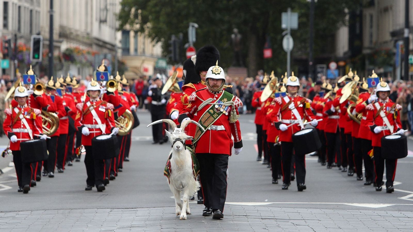 La banda de música del Royal Welsh marcha hacia el castillo de Cardiff, en el sur de Gales, antes de la ceremonia de proclamación de Carlos III