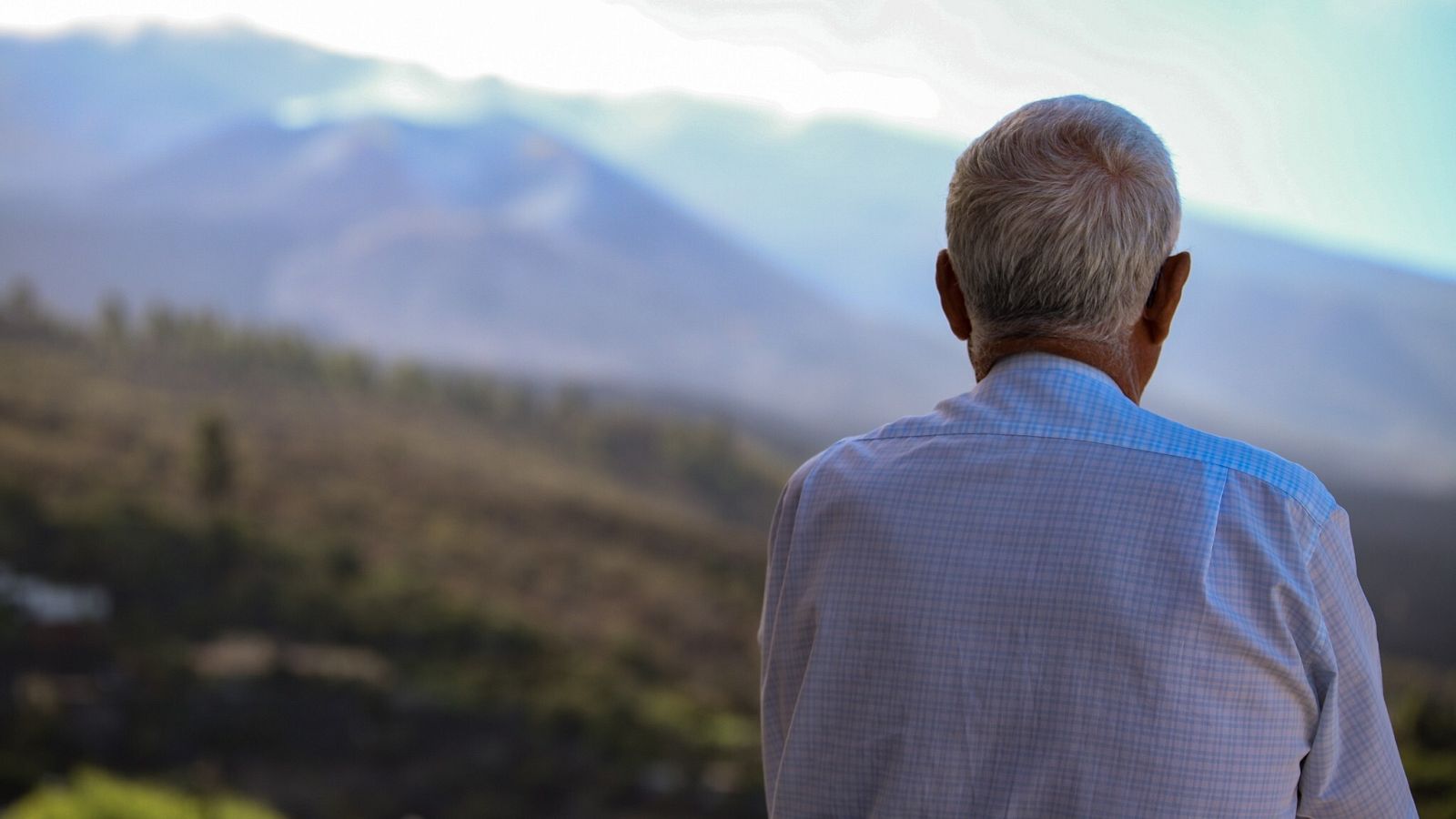El cono del nuevo volcán emerge sobre la vertiente occidental de La Palma.