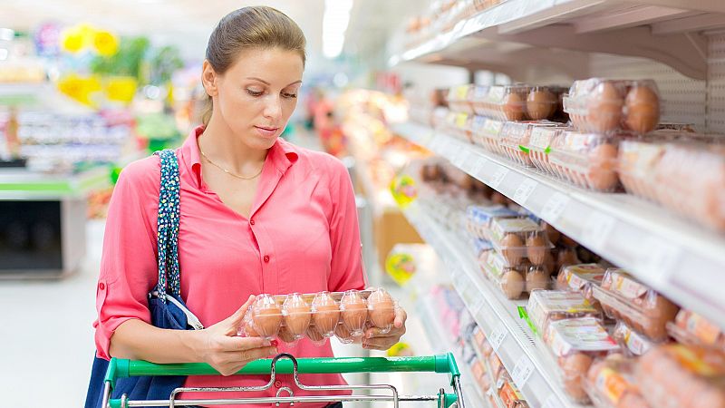 Sin huevos, leche ni carne, pero con chocolate blanco: así es la cesta de productos básicos de Carrefour