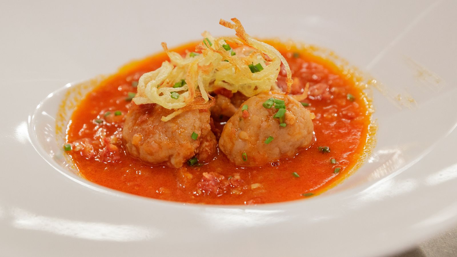 Receta de albóndigas de ternera en salsa de chorizo de Patricia Conde