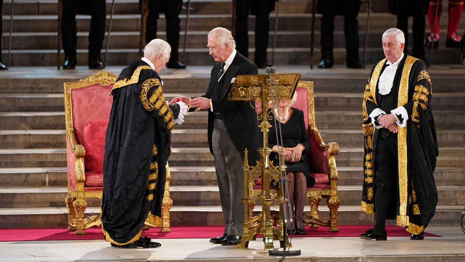 El rey Carlos III junto al presidente de la Cámara de los Lores, Lord McFall de Alcluith, y el presidente de la Cámara de los Comunes, Lindsay Hoyle