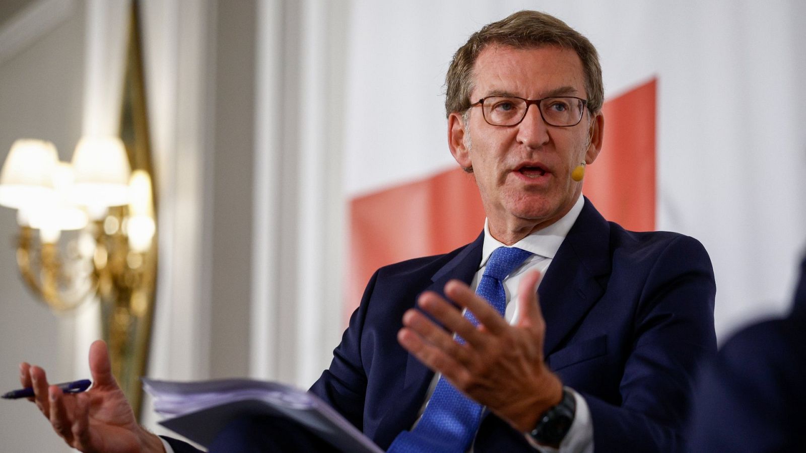 El líder del PP, Alberto Núñez Feijóo, durante el desayuno informativo celebrado en el hotel Villa Magna de Madrid