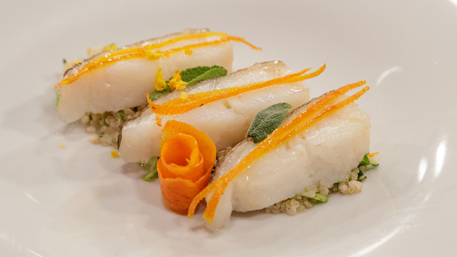 Receta de bacalao con naranja caramelizada, quinoa y lechuga de Manu Baqueiro