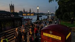 Lágrimas, emoción y largas colas en Londres para despedir a Isabel II: "Venir aquí es como un duelo colectivo"